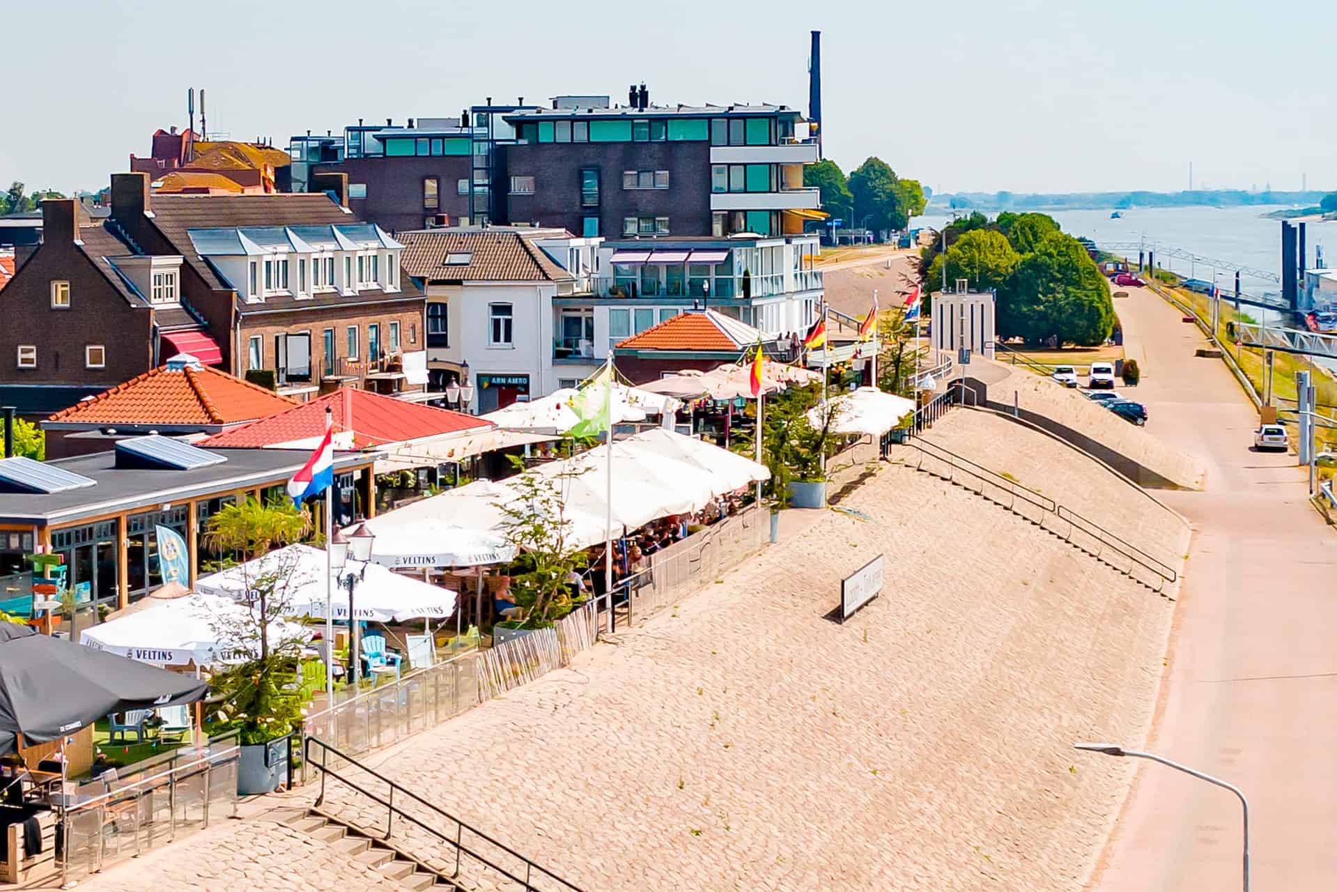 Uitzicht op 't Gelders Eiland met terrassen, haven en moderne gebouwen.