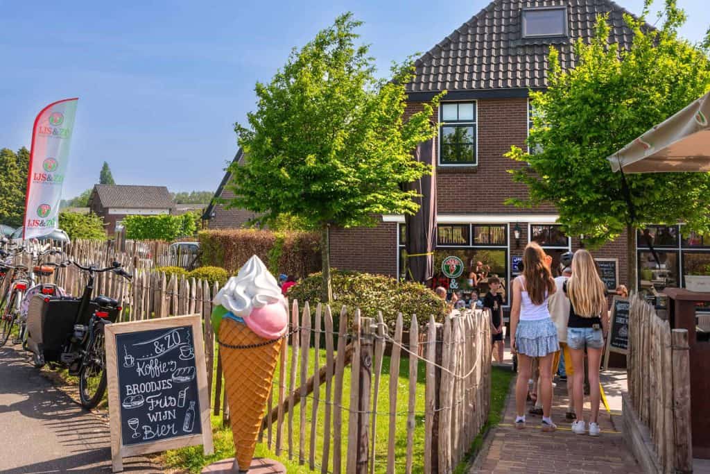 Gezellig café met terras en bezoekers op 't Gelders Eiland, Gelderland.