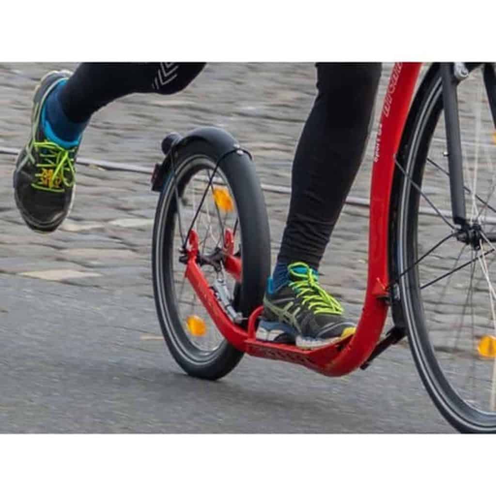 Fietser op 't Gelders Eiland rijdt op een rode elektrische fiets.
