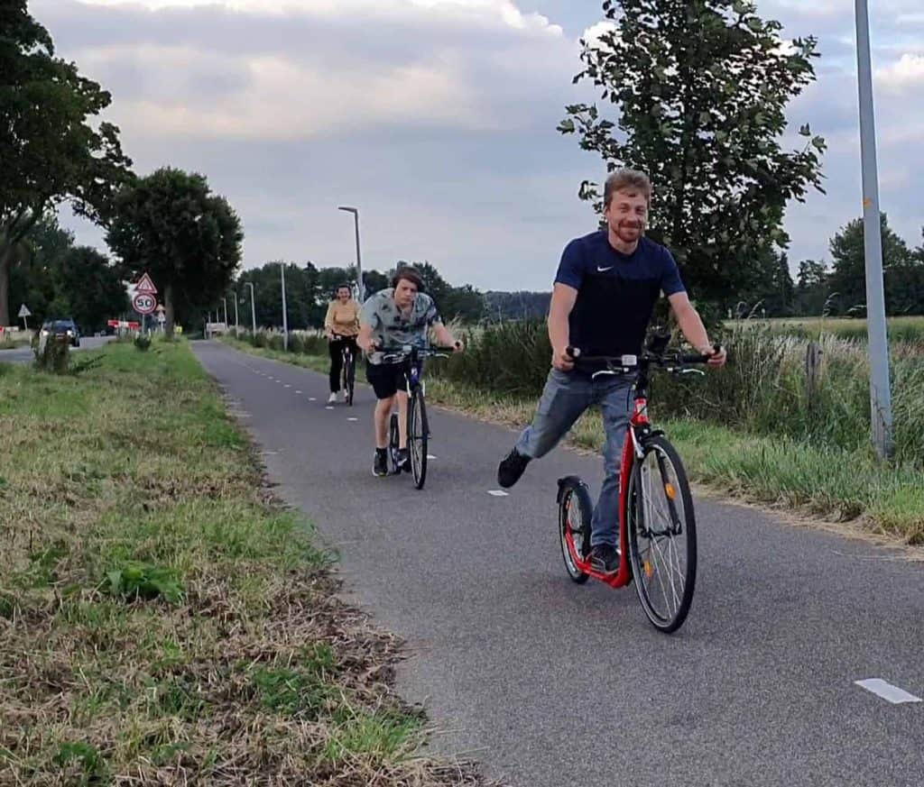 Gezinnen genieten van fietsen en wandelen op 't Gelders Eiland.