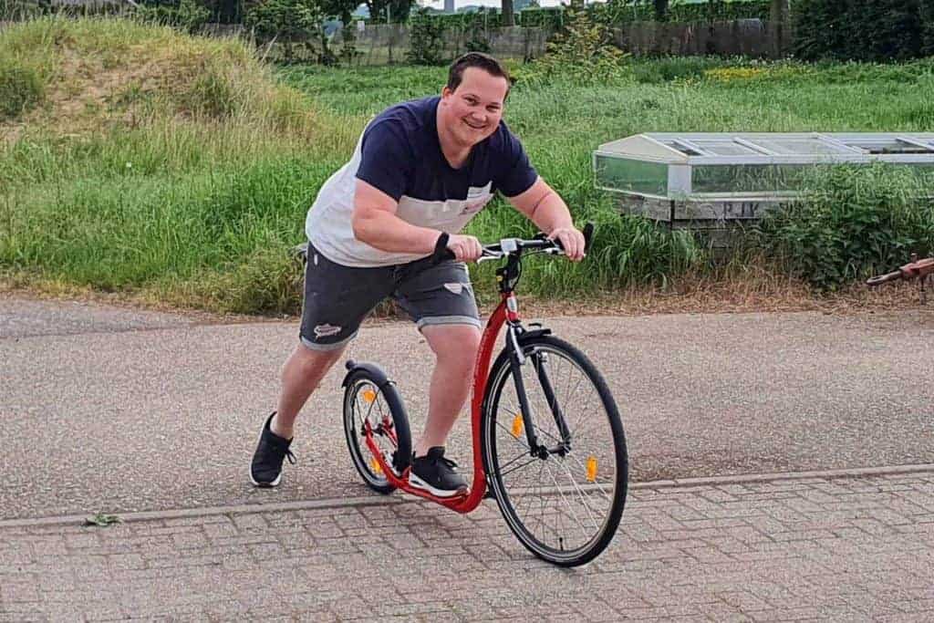 Man fietst op 't Gelders Eiland, genietend van de natuur en het buitenleven.