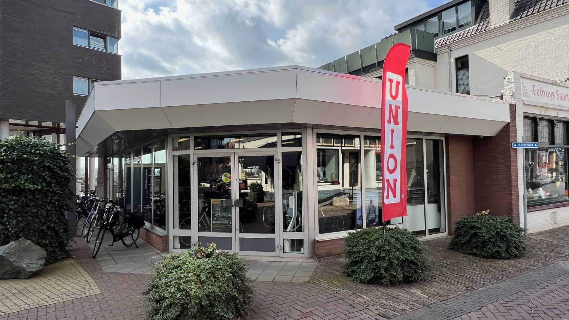 Gezellig café op 't Gelders Eiland met grote ramen en een terras, ideaal voor een ontspannen dag in.