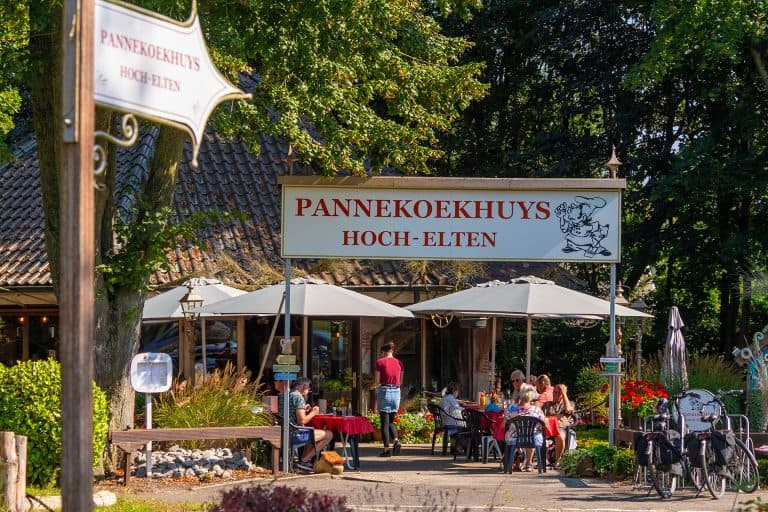 Pannenkoekhuis Hoog-Elten met terras en gasten op 't Gelders Eiland.