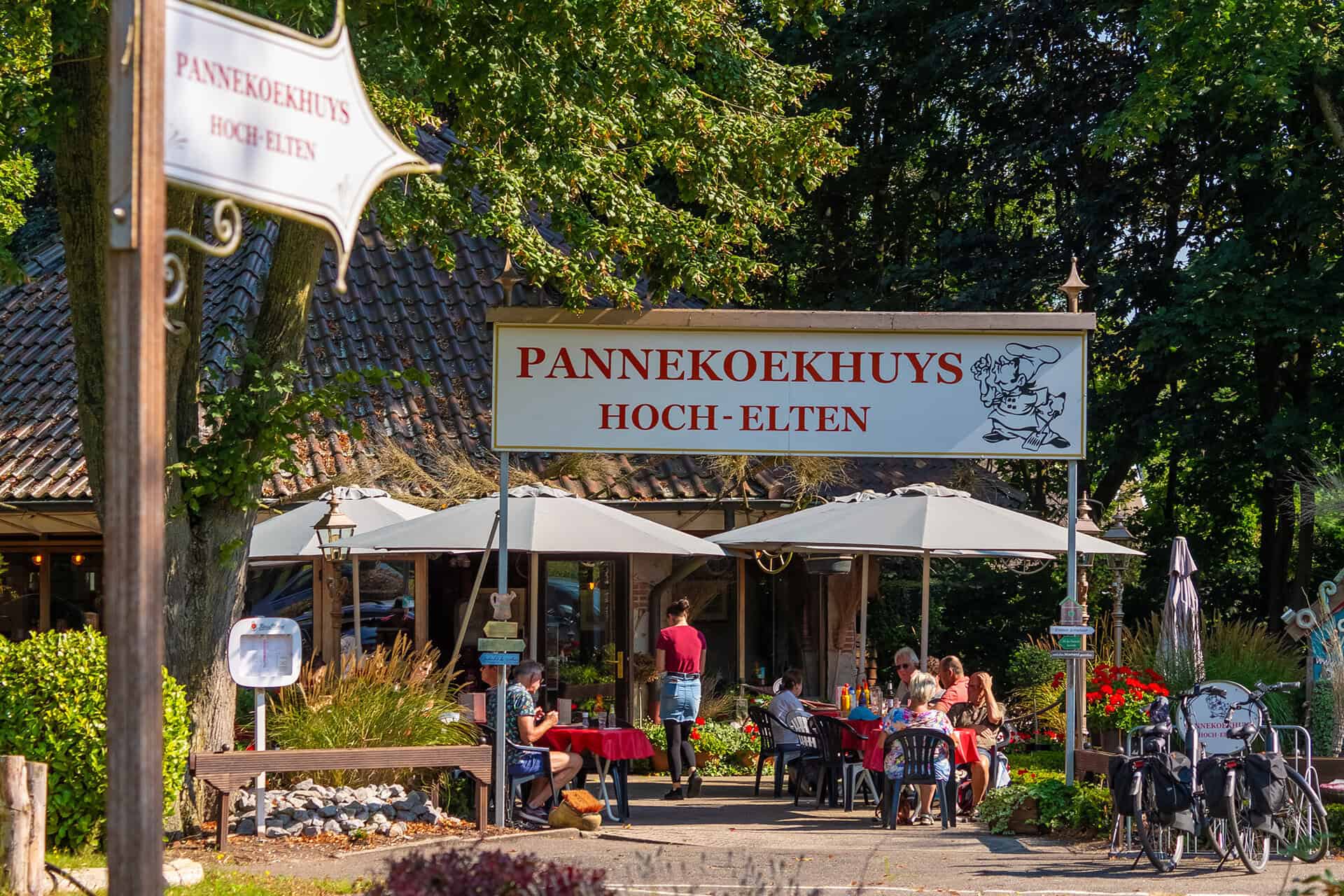 Pannenkoekhuis Hoog-Elten met terras en gasten op 't Gelders Eiland.