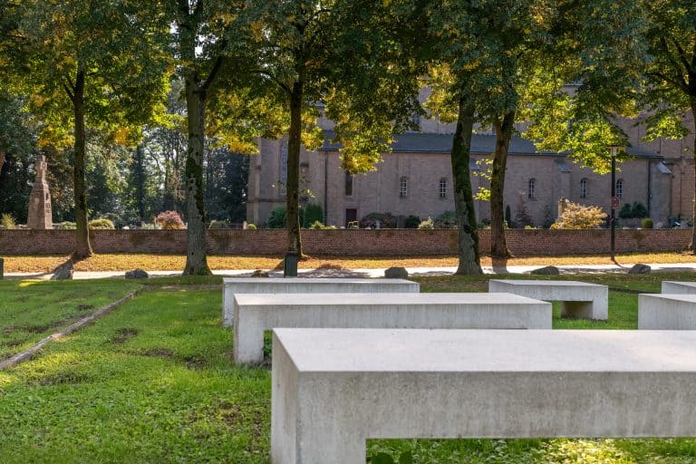 Kunstmatige grafmonumenten op 't Gelders Eiland met historische kerk op de achtergrond. Prachtige gr.