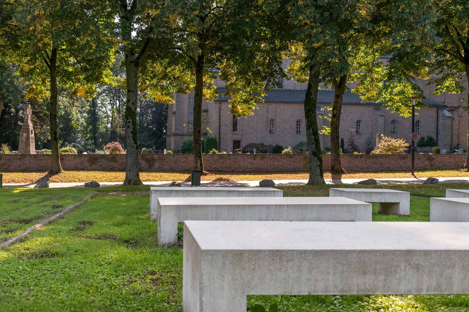 Kunstmatige grafmonumenten op 't Gelders Eiland met historische kerk op de achtergrond. Prachtige gr.