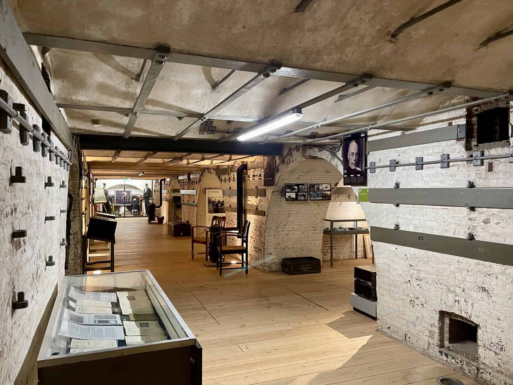 Interieur van het Kasteelmuseum op 't Gelders Eiland met historische tentoonstellingen.