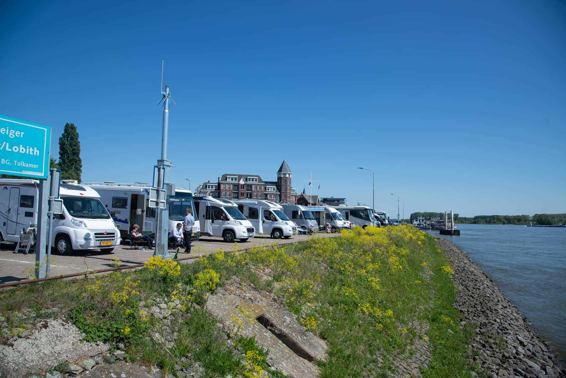 Veerpont en camperplaatsen op 't Gelders Eiland met uitzicht op de rivier.