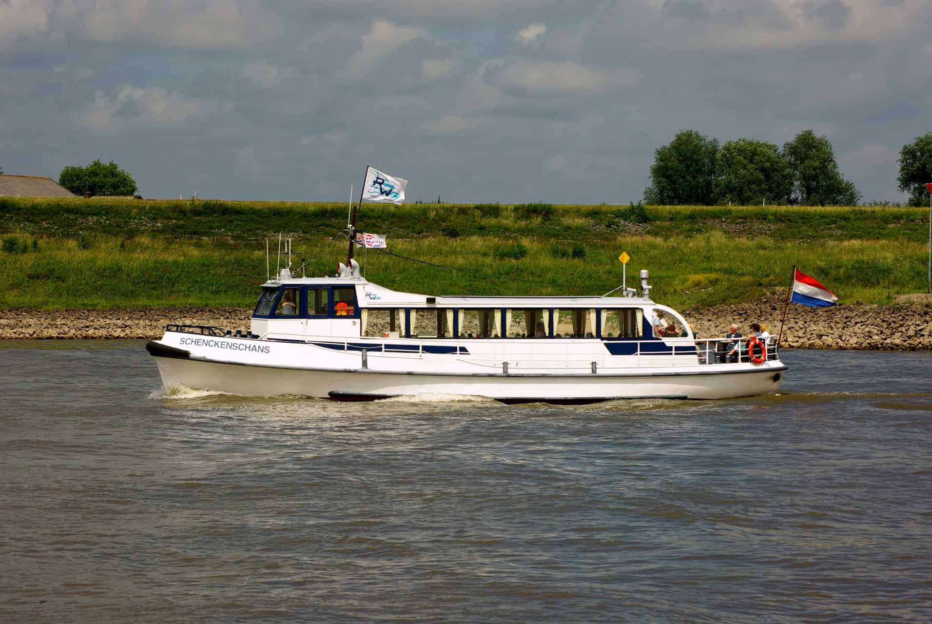 Boot op de rivier bij 't Gelders Eiland, Nederland.