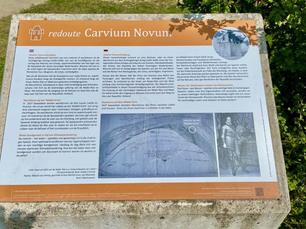 Informatiebord met historische details over 't Gelders Eiland en de oude waterwerken, inclusief foto.