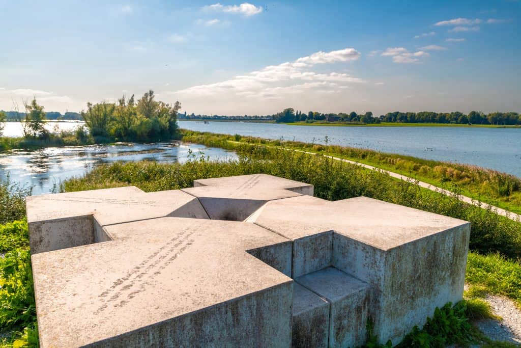 Rustieke bankjes langs de rivier op ’t Gelders Eiland, ideaal voor ontspanning en genieten van het u.