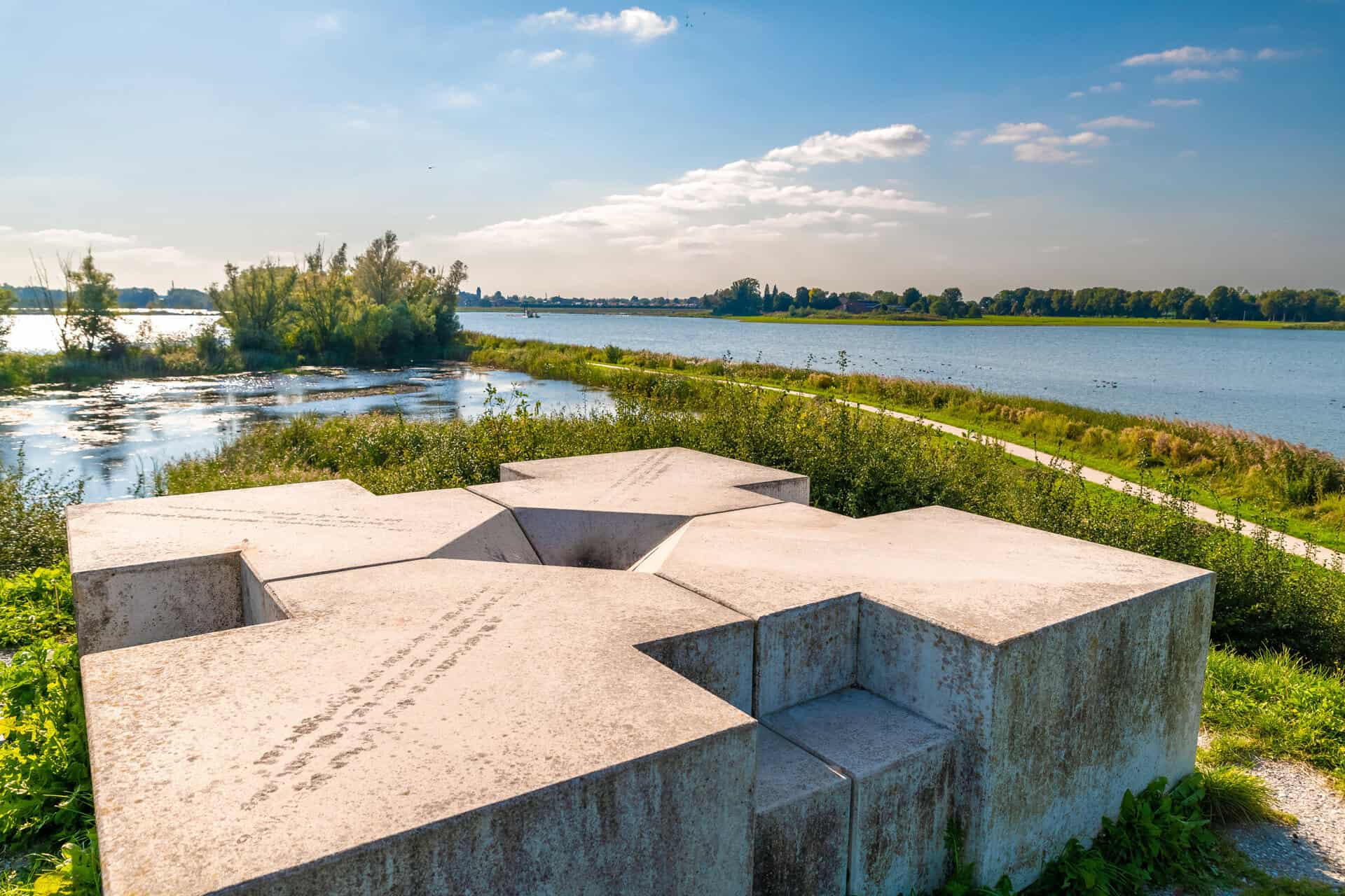 Rustieke bankjes langs de rivier op ’t Gelders Eiland, ideaal voor ontspanning en genieten van het u.