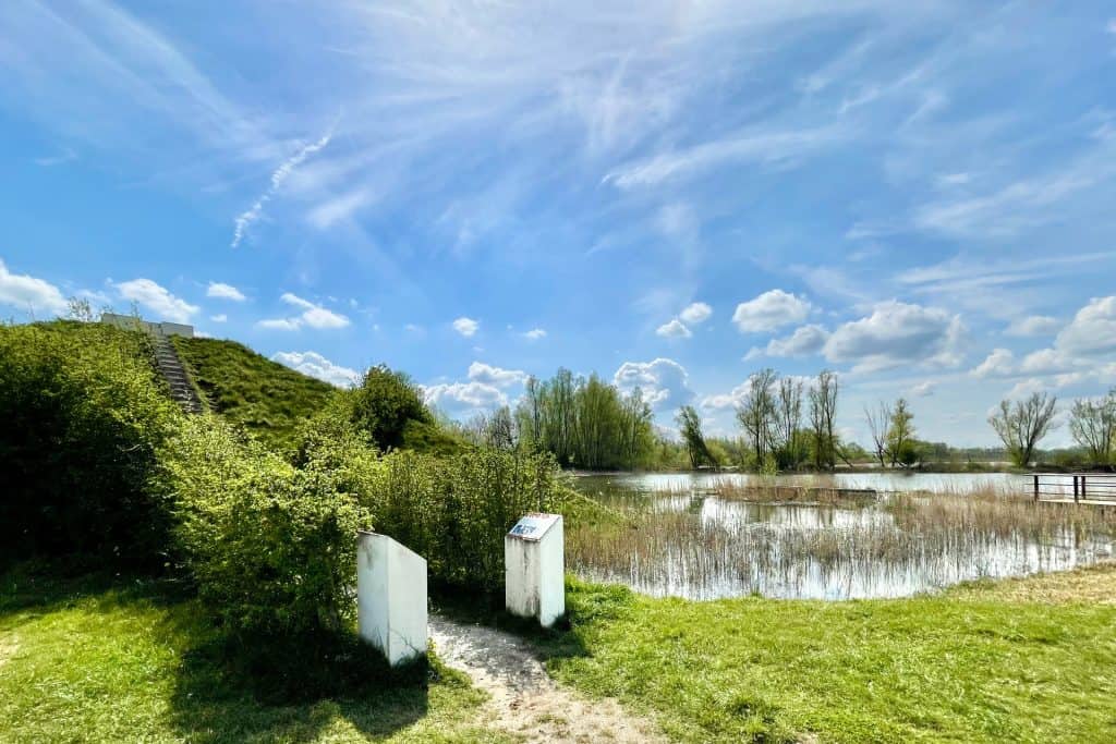 Rustige natuur op 't Gelders Eiland met water en groene landschappen.