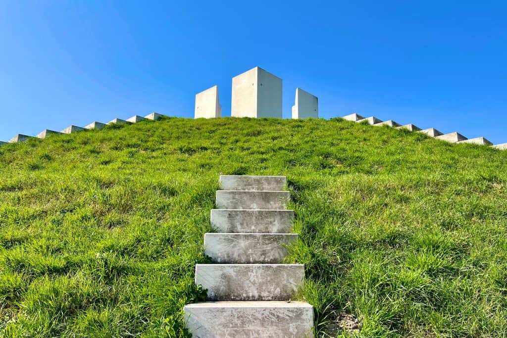 Kunstwerk op 't Gelders Eiland met trap naar boven en groene omgeving.