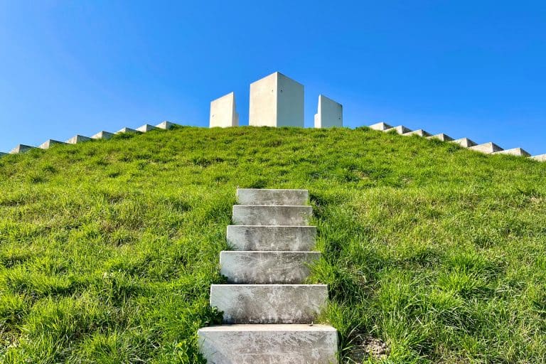 Kunstwerk op 't Gelders Eiland met trap naar boven en groene omgeving.