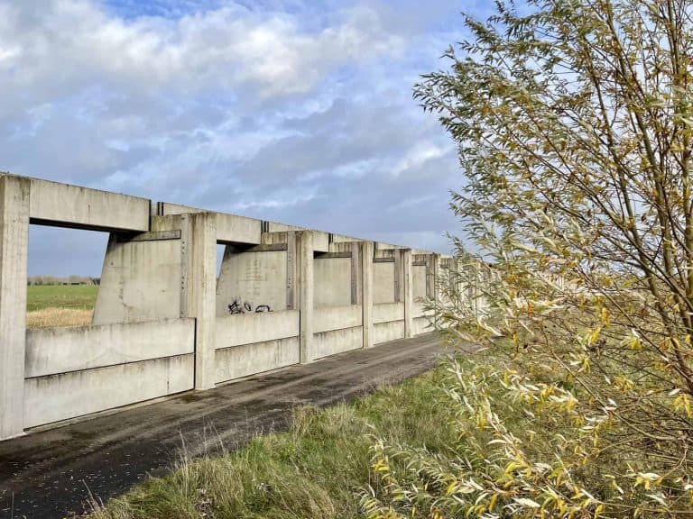 Brug over het Gelders Eiland met natuur en landschap op de achtergrond.