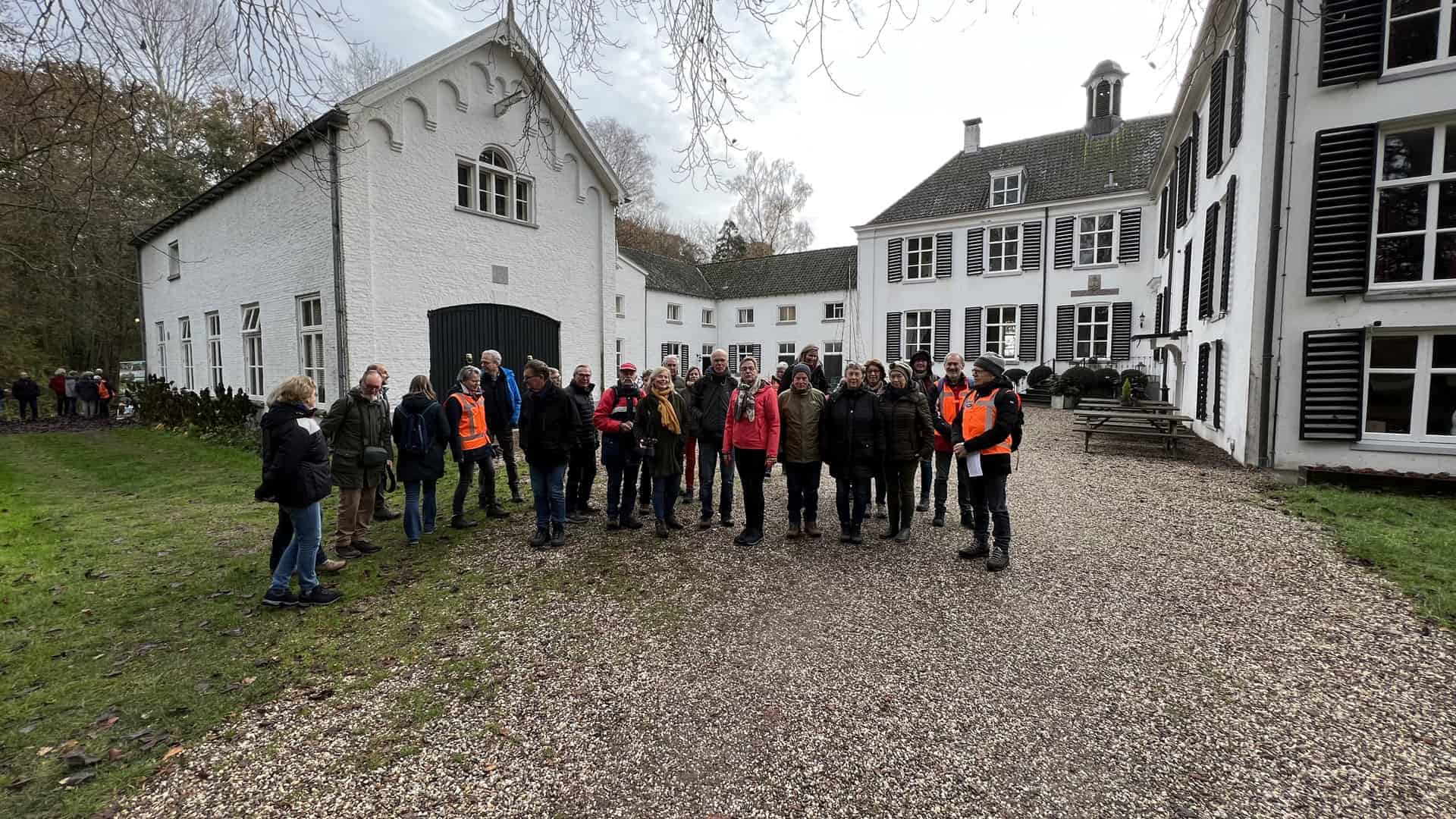 Groep toeristen voor historische gebouwen op 't Gelders Eiland in Arnhem.