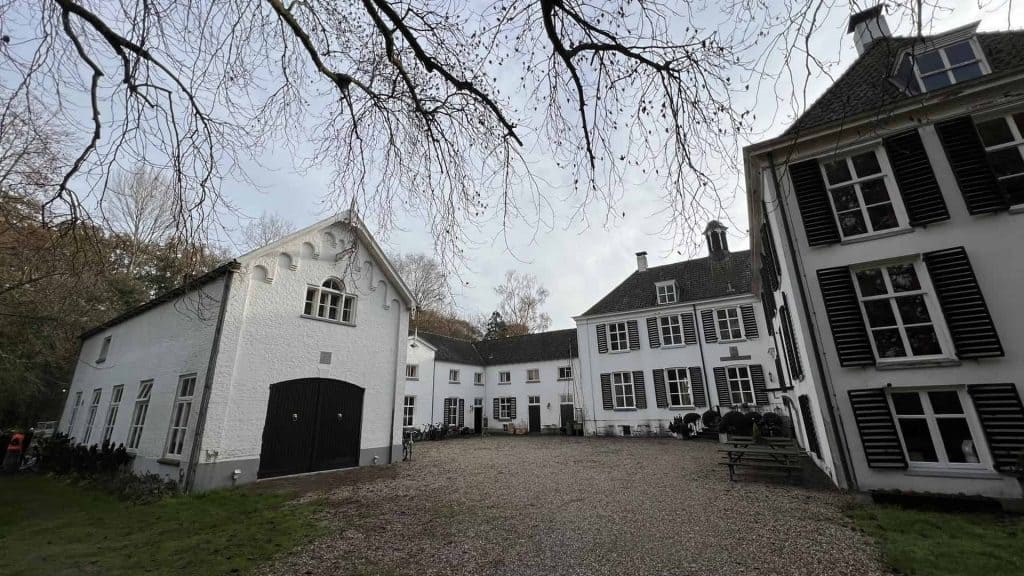 Huis op 't Gelders Eiland met historische architectuur en groene omgeving.