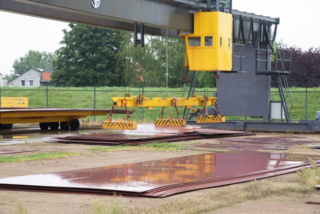 Hijsbrug en spoorwegrails op 't Gelders Eiland, industriële infrastructuur en transport.