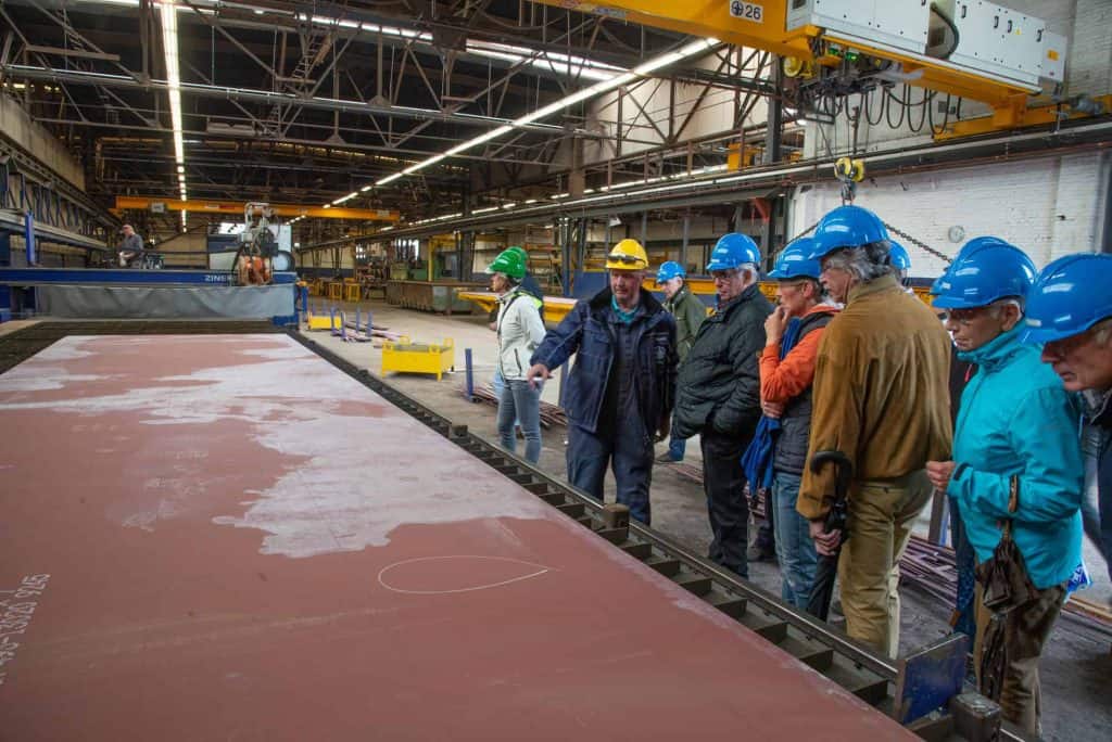 Industriële fabriek met werknemers en veiligheidshelmen op 't Gelders Eiland.