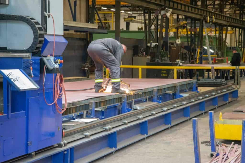 Metaalbewerking op 't Gelders Eiland met industriële machines en vakbekwame arbeider.