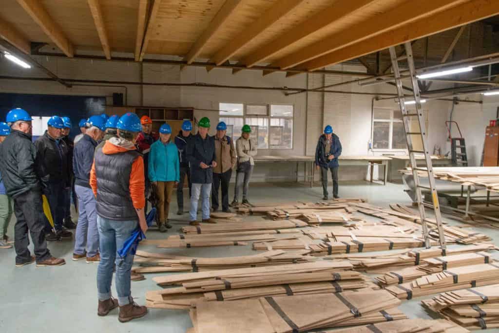Houtbewerking en bouwtraining op 't Gelders Eiland met groep mensen in een werkplaats.