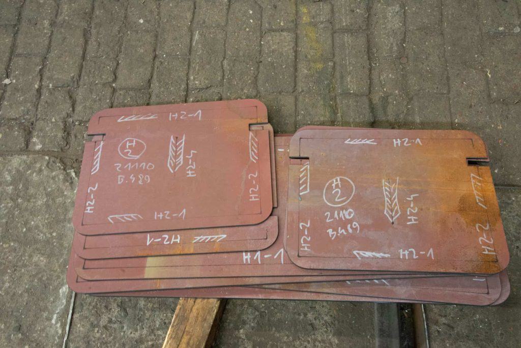 Houtbewerkingsplaten met markeringen voor houtbewerking en zaaglijnen.