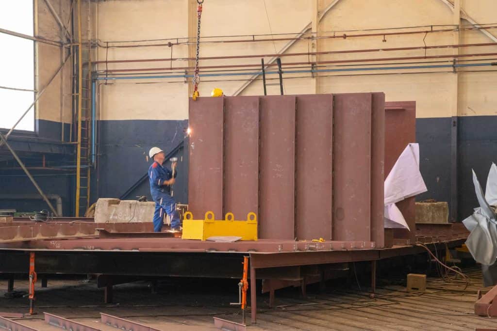 Hoge industriële constructie op 't Gelders Eiland, met staal en staalconstructies in een werkplaats.