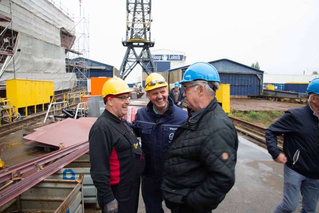 Veiligheid op de bouwplaats met werknemers in helmen en werkkleding.