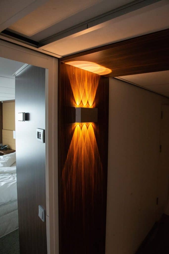 Elegante wandlamp met warme verlichting in modern interieur op 't Gelders Eiland.