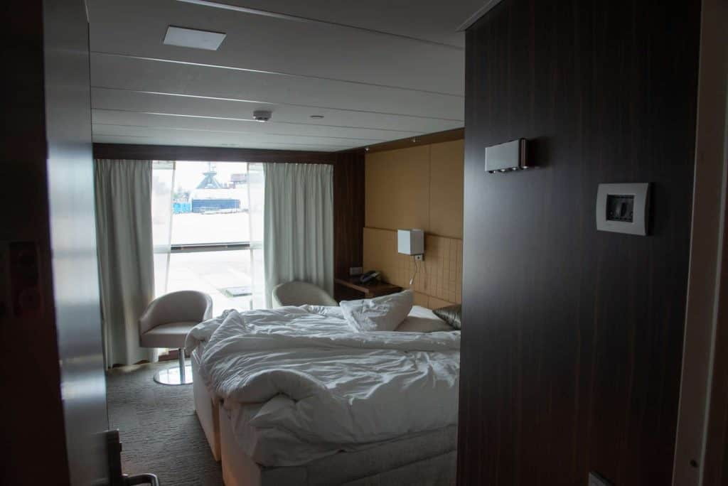 Zakenhotelkamer met tweepersoonsbed en uitzicht op de haven op 't Gelders Eiland.