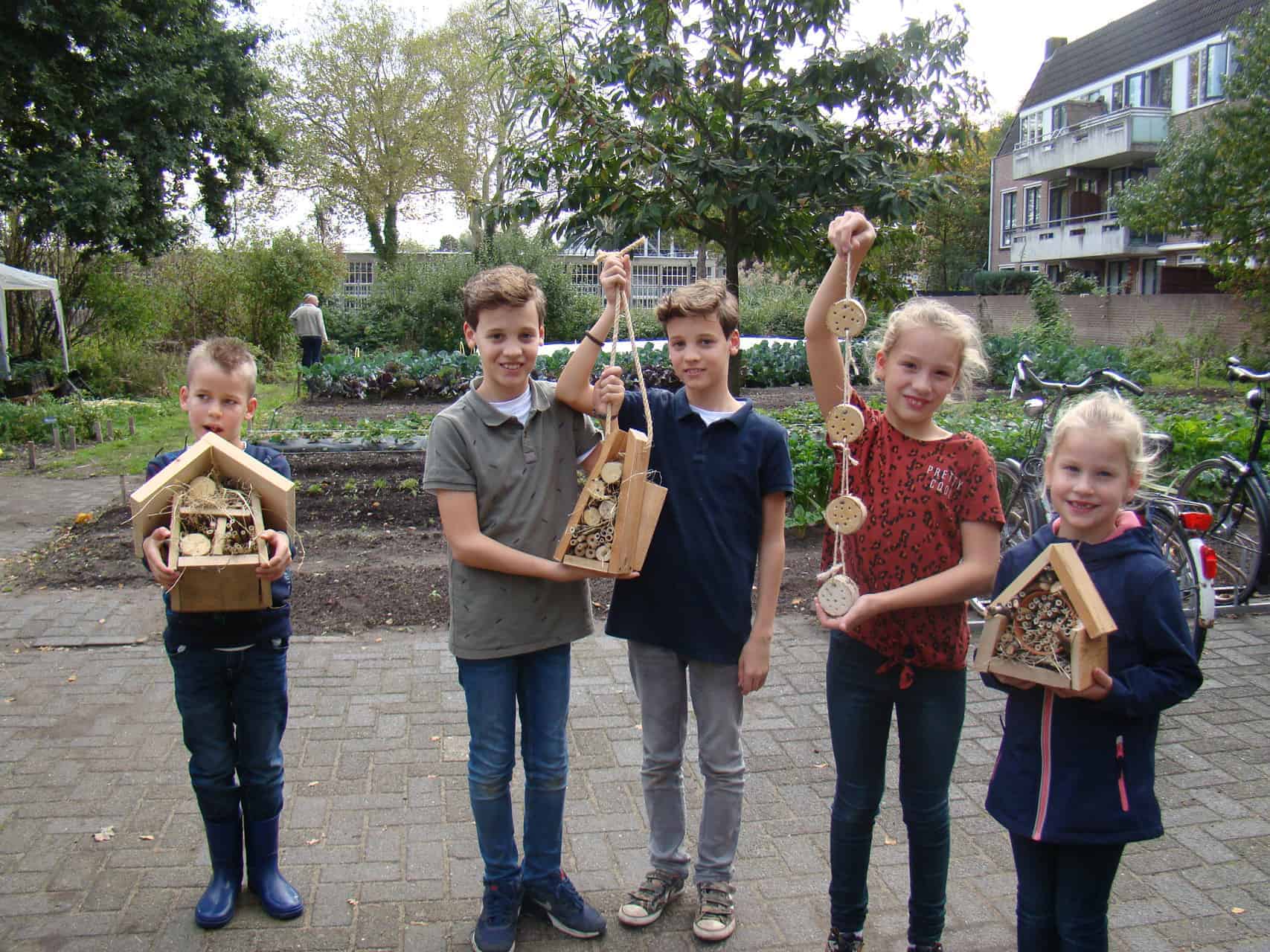 Insectenhotels op 't Gelders Eiland voor biodiversiteit en educatie.