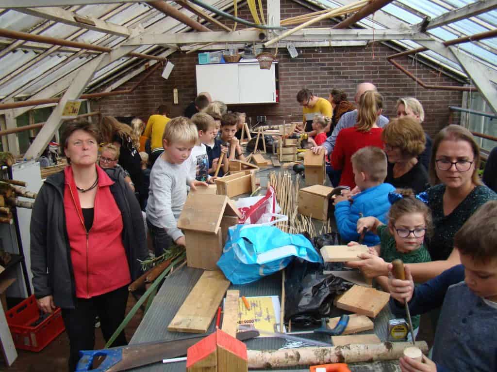 Houtbewerking workshop in 't Gelders Eiland met kinderen en volwassenen.