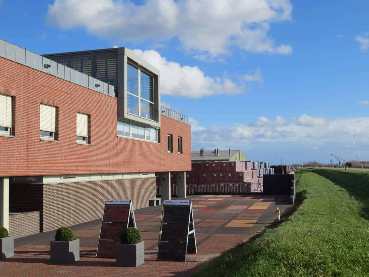 Moderne architectuur en kleurrijke bestrating op 't Gelders Eiland, met een heldere blauwe lucht en.