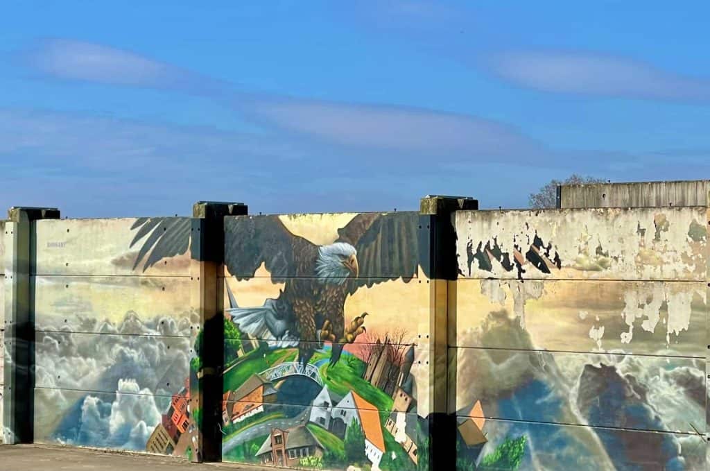 Graffiti-kunstmuur op 't Gelders Eiland met kleurrijke muurschildering.