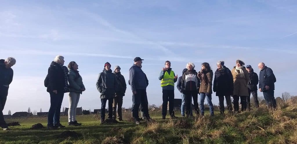 Gezelschap wandelaars op 't Gelders Eiland genieten van het landschap en de frisse lucht.