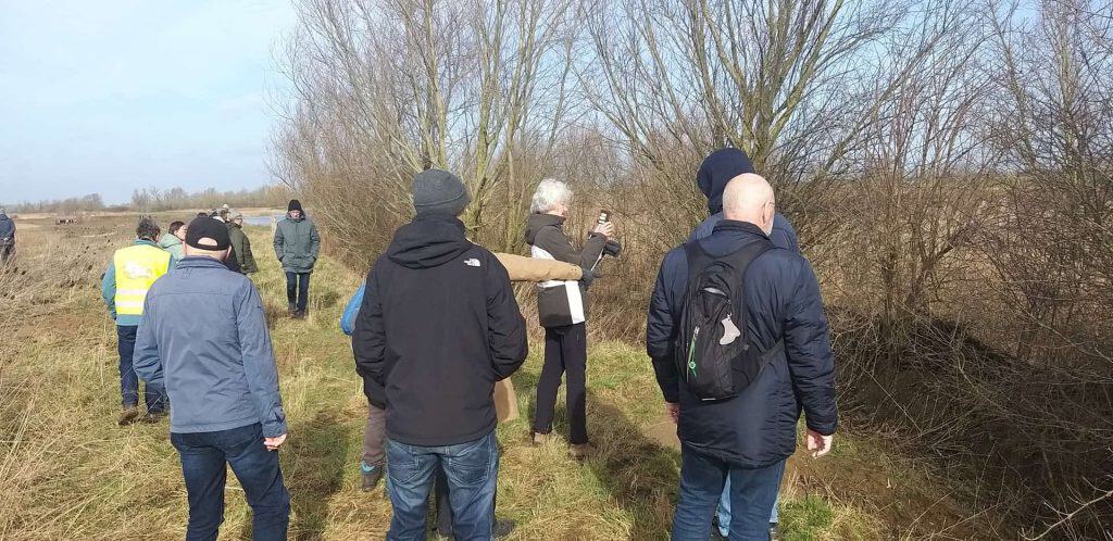 Natuurgroep wandelt door het landschap op 't Gelders Eiland in Nederland.