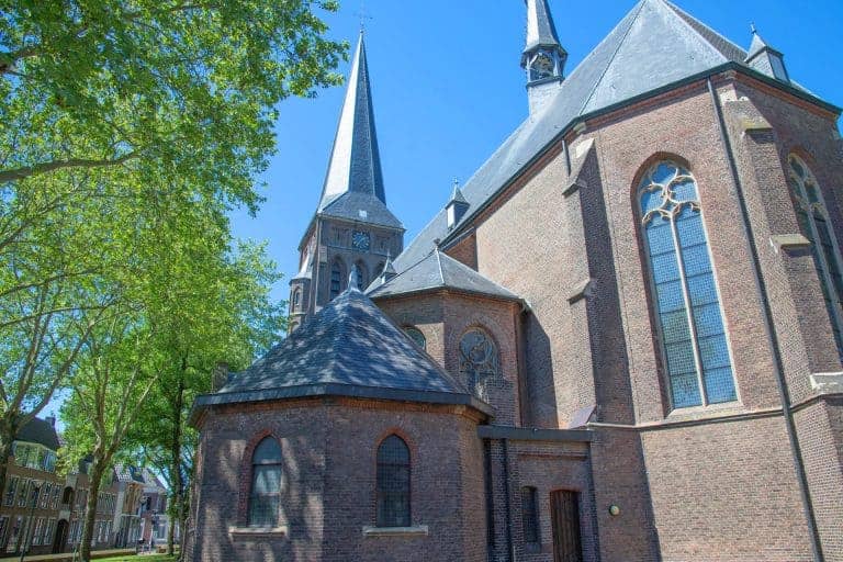 Historische kerk met hoge torens en grote ramen op 't Gelders Eiland.