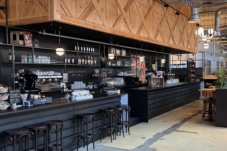 Koffiebar op 't Gelders Eiland met moderne inrichting en barista-standaard koffie.