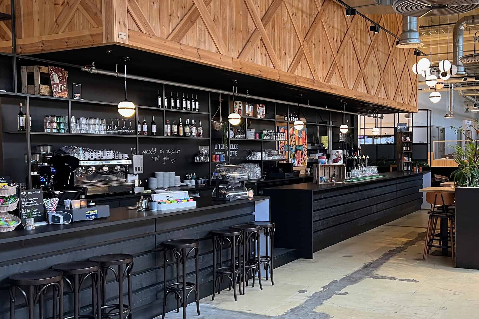 Koffiebar op 't Gelders Eiland met moderne inrichting en barista-standaard koffie.