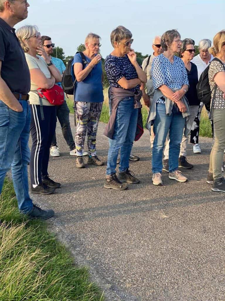 Gezelschap toeristen op 't Gelders Eiland tijdens een excursie of wandeling.