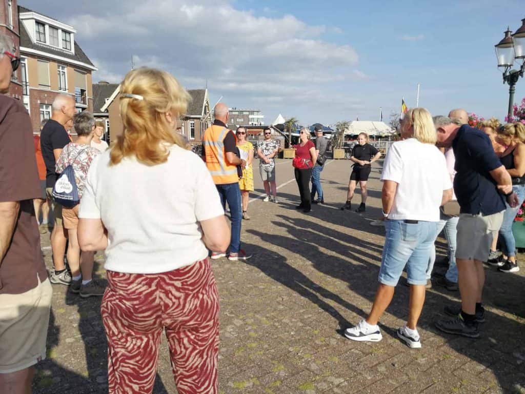 Groep mensen op 't Gelders Eiland tijdens een evenement in de buitenlucht.