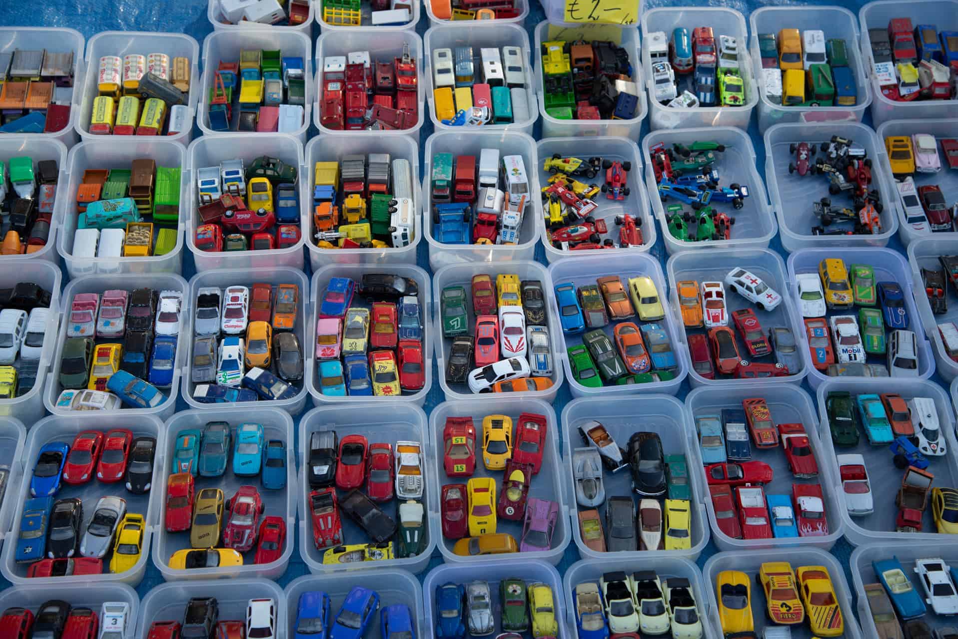 Miniatuurauto's in plastic bakken, verzameling speelgoedauto's op 't Gelders Eiland.