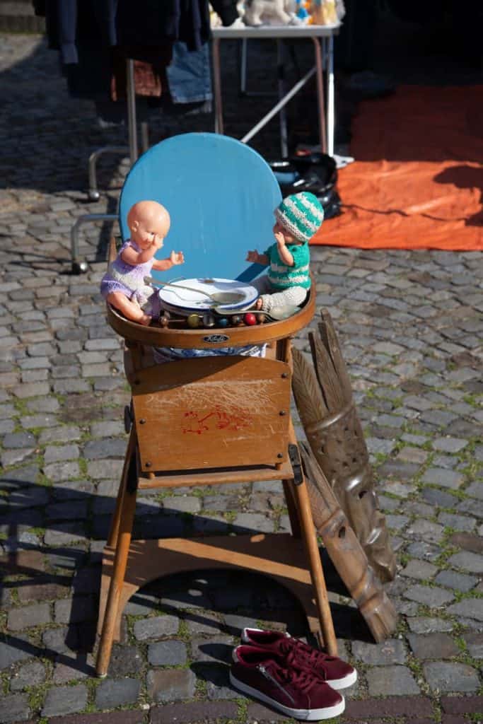 Houten kinderkeukentje met poppen op straat, gezellige buitenmarkt op 't Gelders Eiland.