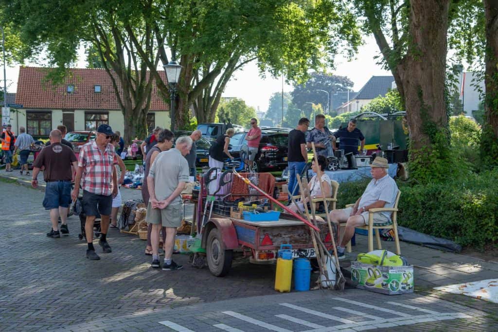 Gezellige markt op 't Gelders Eiland met lokale verkopers en bezoekers.