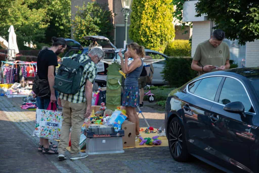 Kraamverk op 't Gelders Eiland met tweedehands spullen en bezoekers.