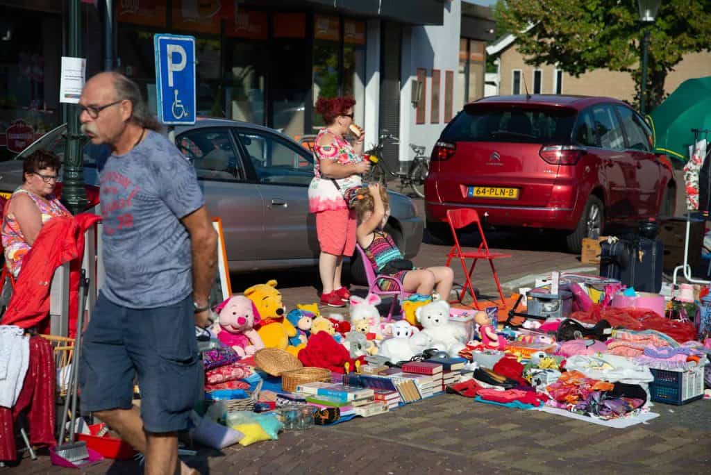 Kraammarkt op 't Gelders Eiland met diverse tweedehands spullen en bezoekers.