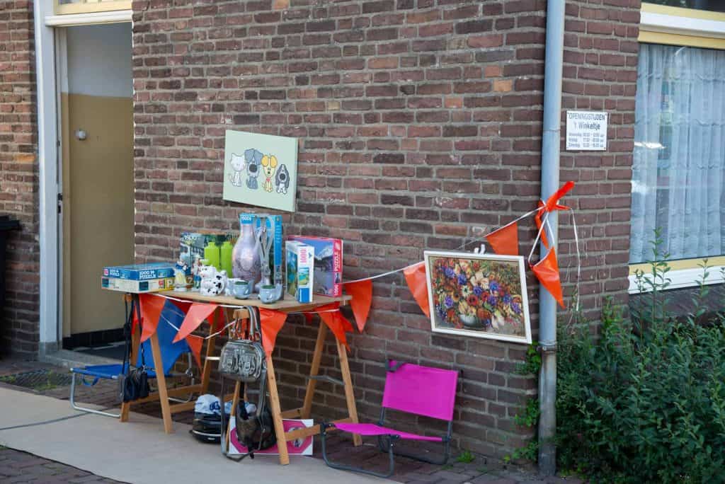 Kleine verkoopstand met speelgoed en bloemen op 't Gelders Eiland, decoratief versierd met vlaggetje.