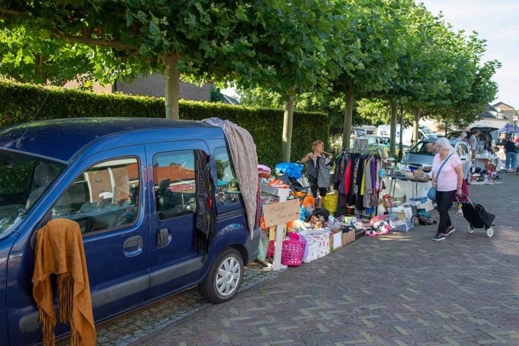 Een vlooienmarkt op 't Gelders Eiland met tweedehands spullen en kleding.