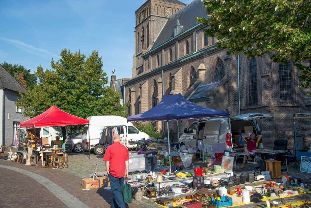 Kraammarkt op 't Gelders Eiland met diverse tweedehands spullen en bezoekers.